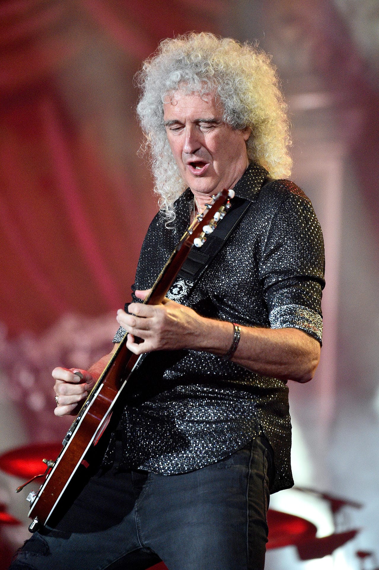 Brian May: Der Queen-Gitarrist hat sich mit dem Coronavirus infiziert. "Ja. Schließlich kam der schockierende Tag für mich. Die gefürchtete doppelte rote Linie", schrieb der Musiker Mitte Dezember 2021 auf Instagram.