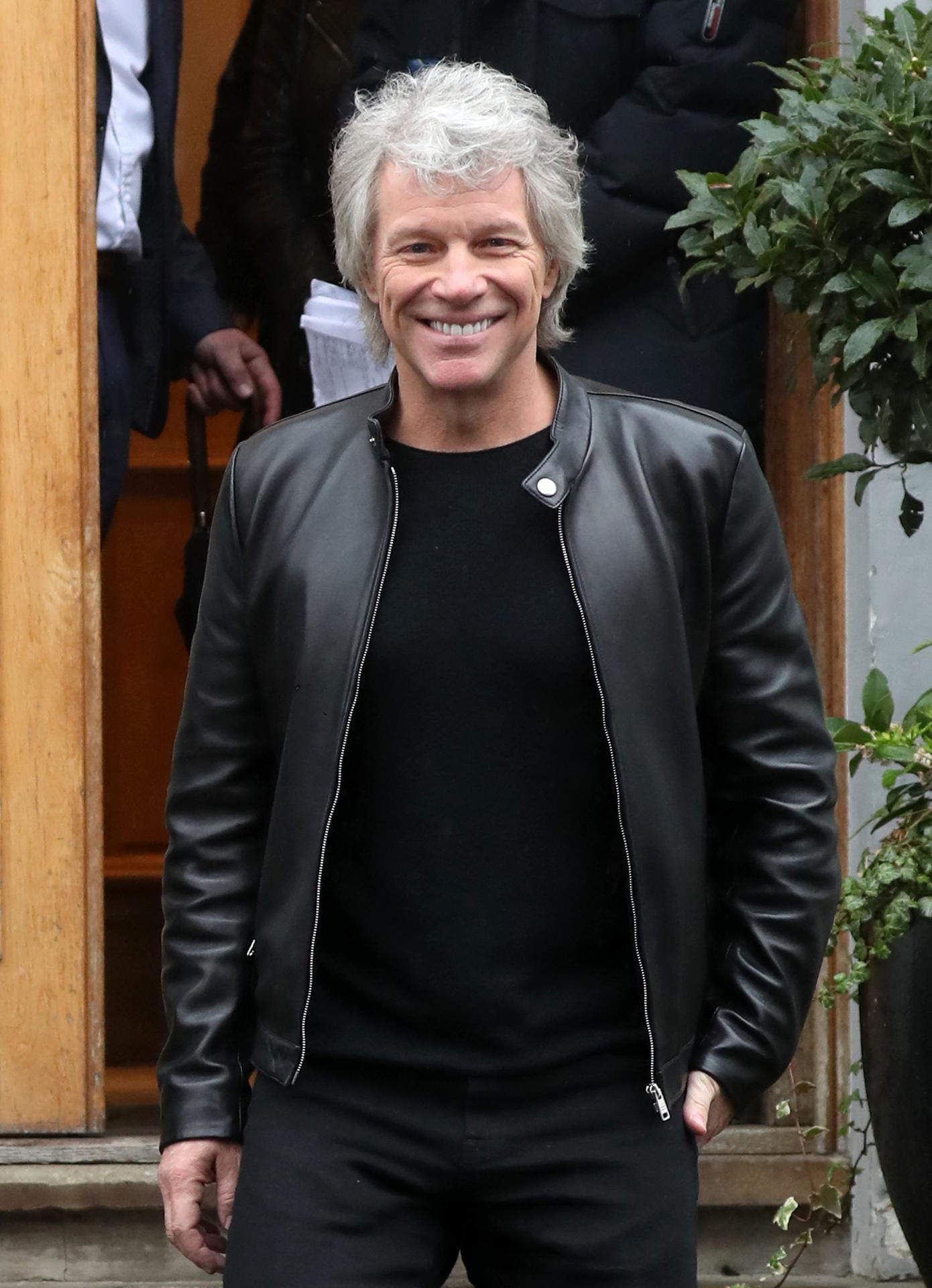 Jon Bon Jovi: Der Sänger musste nach einem positiven Corona-Test Anfang November 2021 ein Konzert in Florida absagen. Er war zu dem Zeitpunkt bereits geimpft und es ging ihm gut.