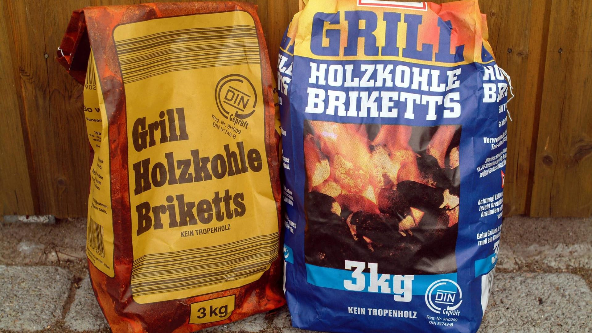 Zwei Packungen Holzkohle-Briketts: Grillkohle wird oft in einem zugenähten Papiersack aufbewahrt. (Symbolbild)