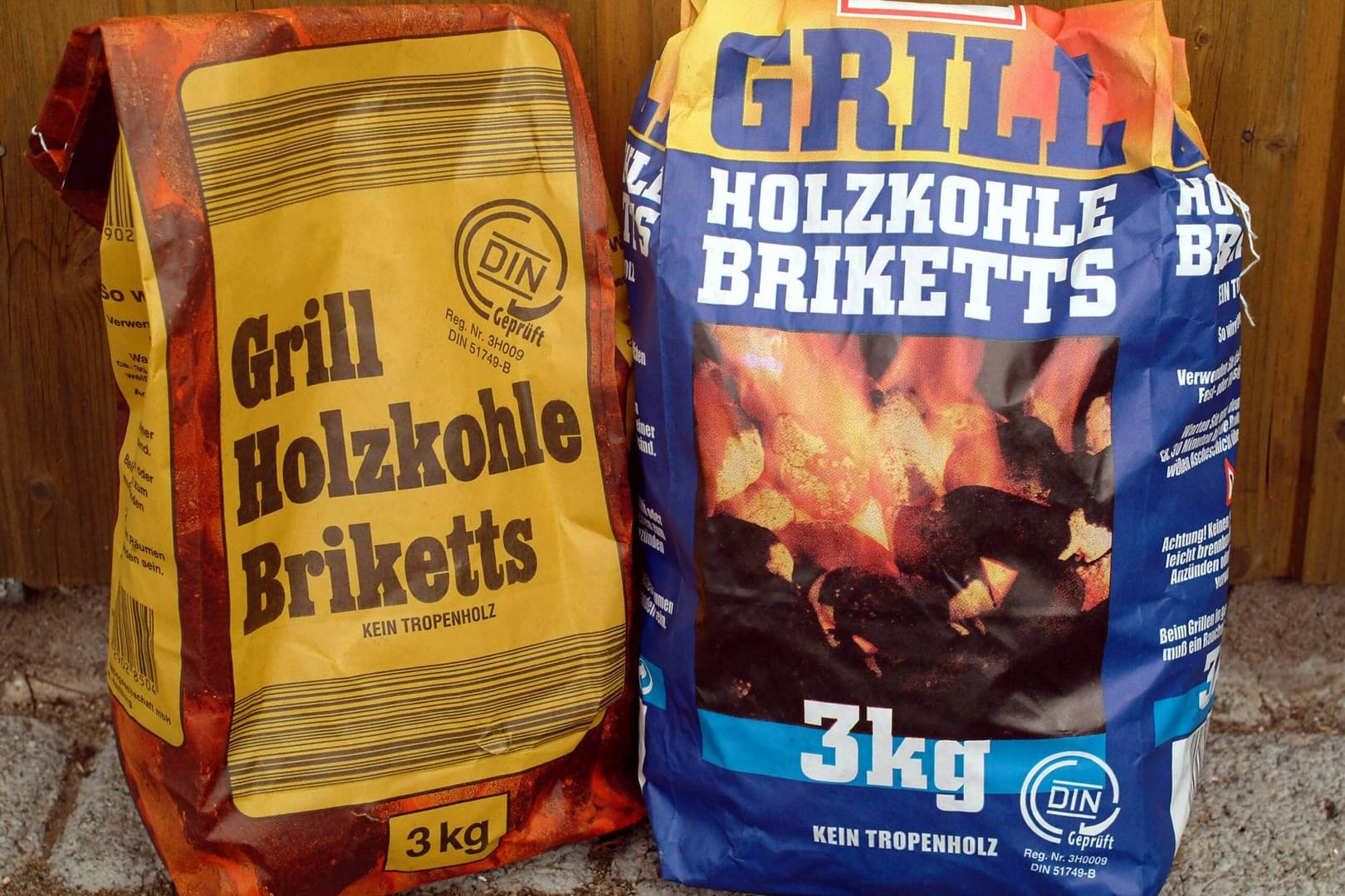 Zwei Packungen Holzkohle-Briketts: Grillkohle wird oft in einem zugenähten Papiersack aufbewahrt. (Symbolbild)