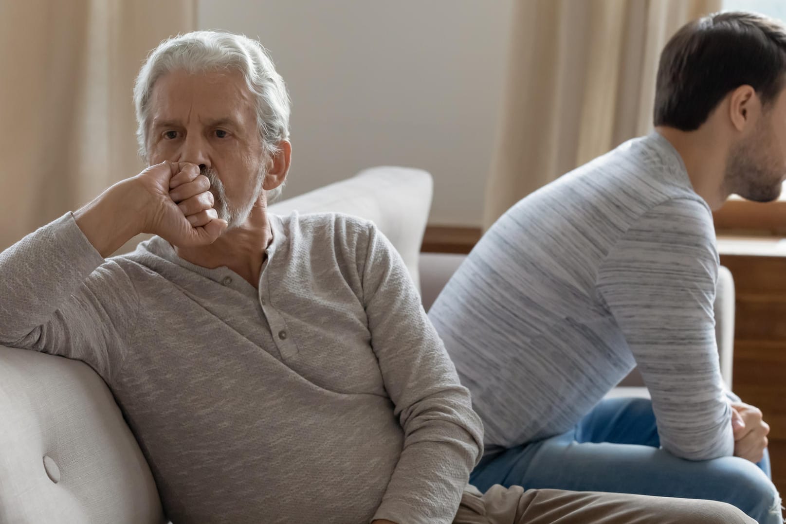 Streit zwischen Vater und Sohn (Symbolbild): Ganz enterben können Sie einen Verwandten normalerweise nicht.