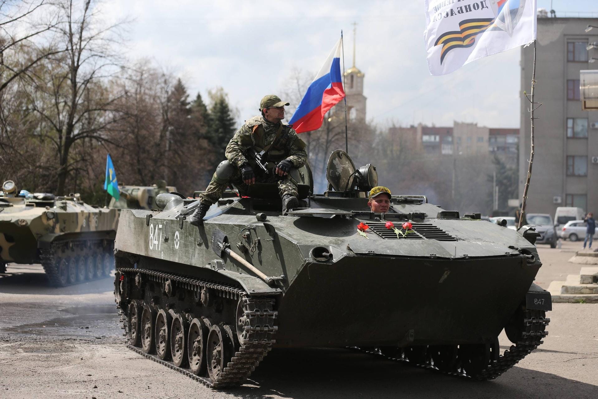 April 2014: In der ostukrainischen Region Donbass rufen die von Moskau unterstützten Separatisten die «Volksrepublik Donezk» aus, Luhansk folgt. Das westliche Verteidigungsbündnis Nato setzt seine militärische Zusammenarbeit mit Russland wegen der Krim-Krise aus.