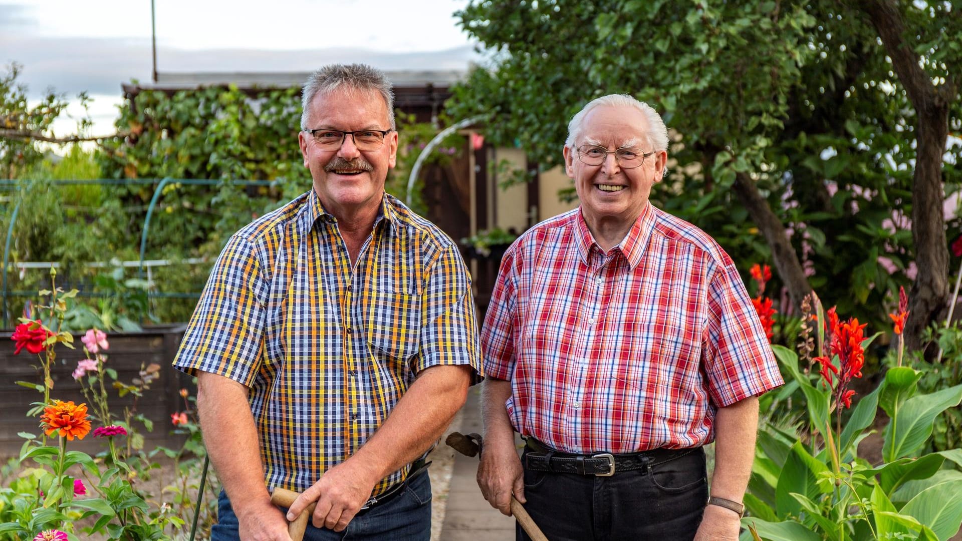 Frank Möller (links) und Gunthard Arnold: Die beiden werden als "Helden des Monats" für ihr Engagement im Stadtverband Erfurt der Kleingärtner e.V. geehrt.