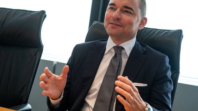 Lars Windhorst, Investor von Fußball-Bundesligist Hertha BSC, hat erstmals die Clubführung scharf kritisiert. Lars Windhorst, Investor von Fußball-Bundesligist Hertha BSC, hat erstmals die Clubführung scharf kritisiert.