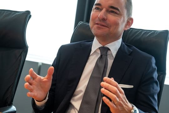Lars Windhorst, Investor von Fußball-Bundesligist Hertha BSC, hat erstmals die Clubführung scharf kritisiert.