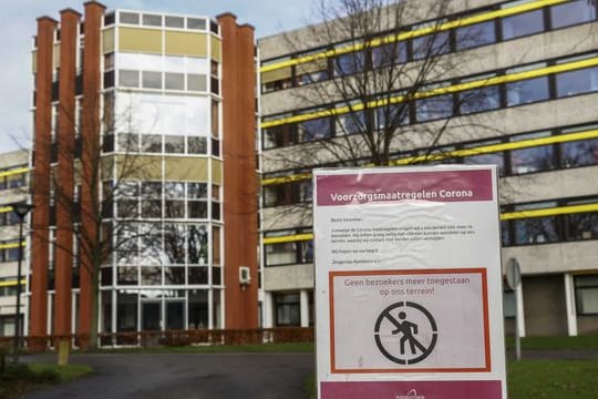 Ein Schild vor dem Pflegeheim Casa Bonita in Apeldort macht auf die Corona-Vorsichtsmaßnahmen aufmerksam.