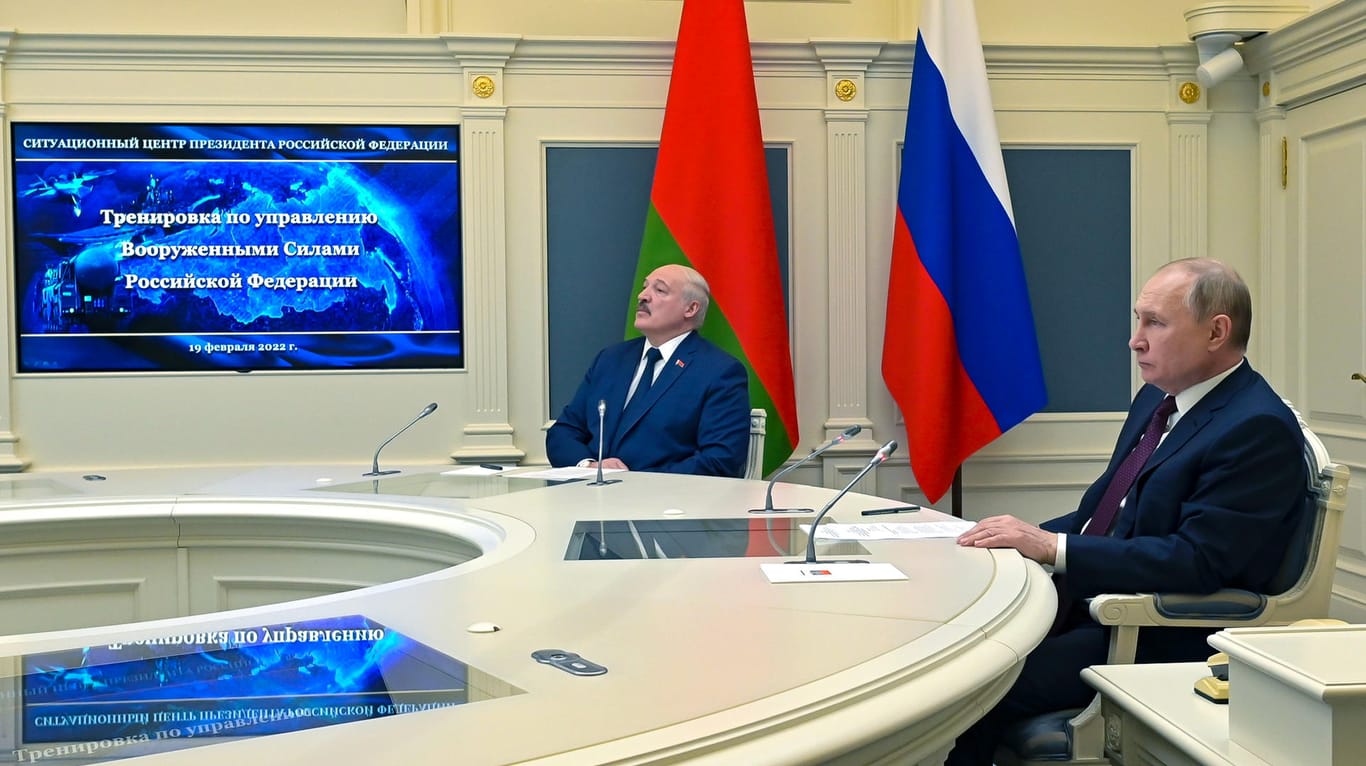Putin und Lukaschenko verfolgen Militärübungen per Videokonferenz: Der Kreml testete noch vor dem Angriffskrieg auf die Ukraine Raketen, die Atomsprengköpfe transportieren können.
