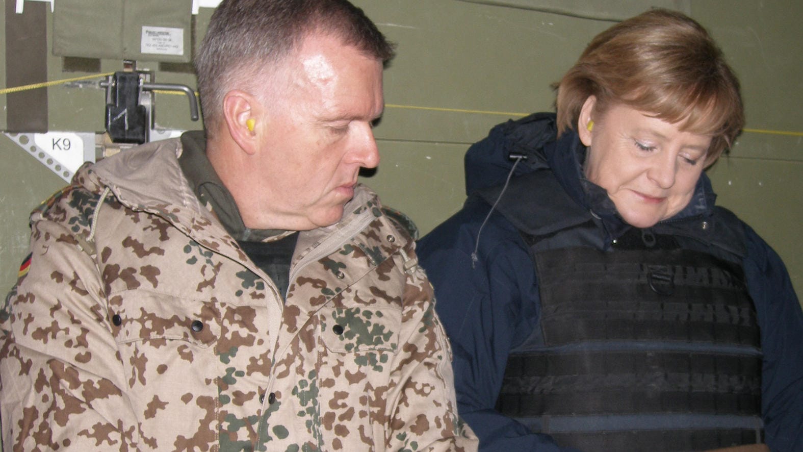 Erich Vad mit der damaligen Kanzlerin Merkel 2010 im Helikopter: Der frühere militärpolitische Berater arbeitet jetzt für Rüstungskonzerne - und wirbt mit Kontakten zu Regierung und Parlament.