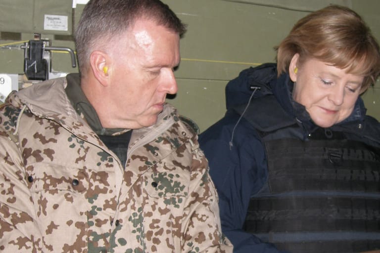 Erich Vad mit der damaligen Kanzlerin Merkel 2010 im Helikopter: Der frühere militärpolitische Berater arbeitet jetzt für Rüstungskonzerne - und wirbt mit Kontakten zu Regierung und Parlament.