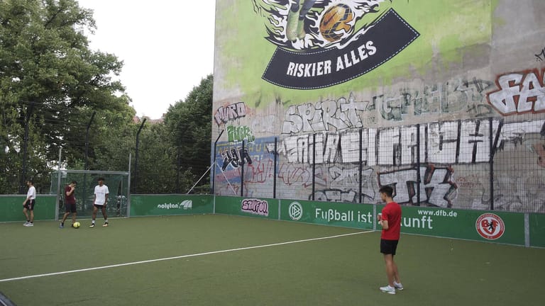 Eins der Mini-Spielfelder des DFB steht in der Knesebeckstraße in Berlin.