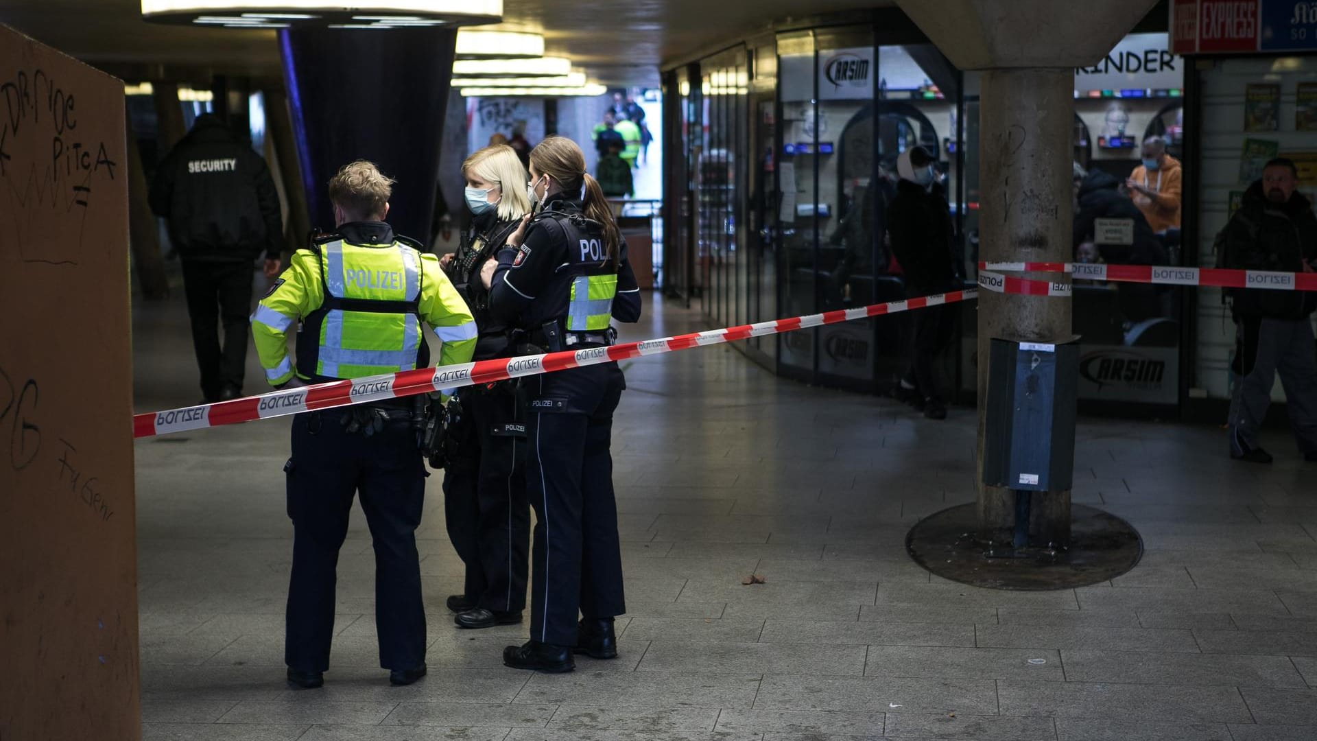 Polizei am abgesperrten Tatort in der KVB-Zwischenebene Wiener Platz: Hier hatte ein Unbekannter einen Mann mit Messerstichen schwer verletzt. Inzwischen ist der mutmaßliche Täter gefasst.