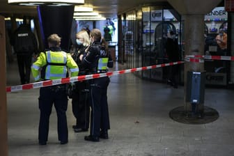 Polizei am abgesperrten Tatort in der KVB-Zwischenebene Wiener Platz: Hier hatte ein Unbekannter einen Mann mit Messerstichen schwer verletzt. Inzwischen ist der mutmaßliche Täter gefasst.