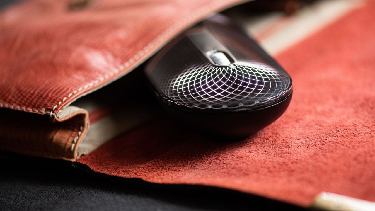 Der Textilerfrischer FreshUp von Bosch passt sogar in kleine Handtaschen. Der Textilerfrischer FreshUp von Bosch passt sogar in kleine Handtaschen.