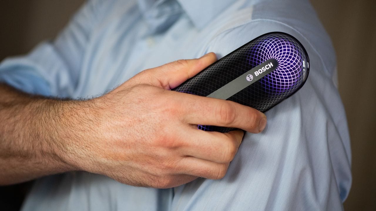 Die Bedienung des Textilerfrischers FreshUp von Bosch ist einfach: Man fährt mit dem Gerät über den Stoff. Die Bedienung des Textilerfrischers FreshUp von Bosch ist einfach: Man fährt mit dem Gerät über den Stoff.