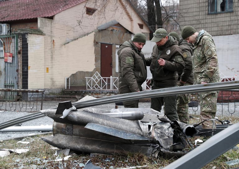 Polizisten untersuchen in Kiew die Überreste einer Rakete: Russische Truppen haben von Belarus, Russland und der besetzten Krim heraus ihren Angriff gestartet.