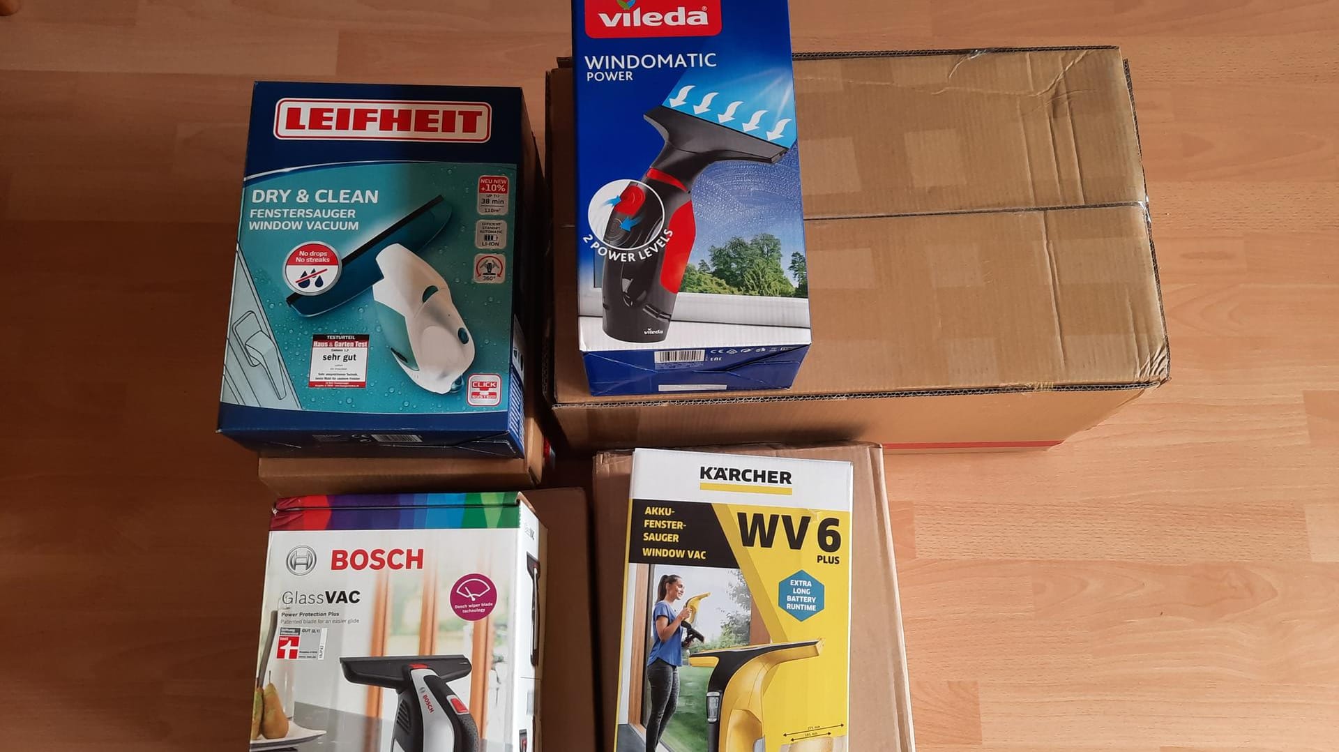 Die noch sicher verpackten Fenstersauger im Verhältnis zu ihren Versandkartons. Negativ sticht Vileda heraus.