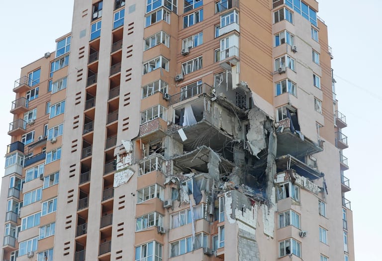 Ein zerstörtes Wohnhaus in Kiew: Russische Truppen wollen die ukrainische Hauptstadt von verschiedenen Seiten aus einnehmen.