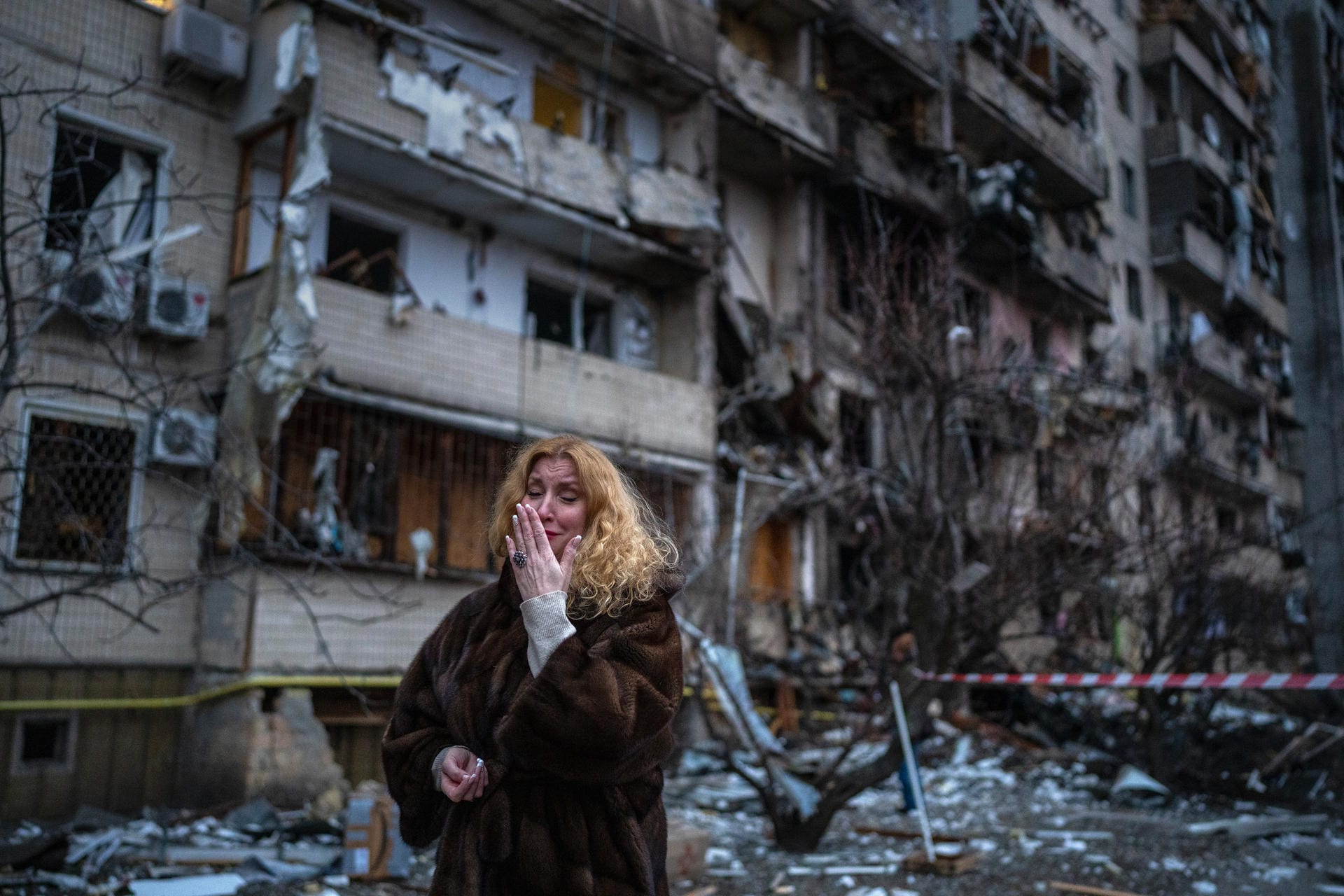 Die Ukrainerin Natali Sewriukowa bricht vor einem zerstörten Haus in Tränen aus.