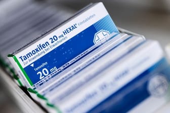 Bei dem Medikament Tamoxifen, das zehntausende Frauen nach einer Brustkrebsbehandlung jahrelang nehmen müssen, gibt es massive Lieferengpässe.