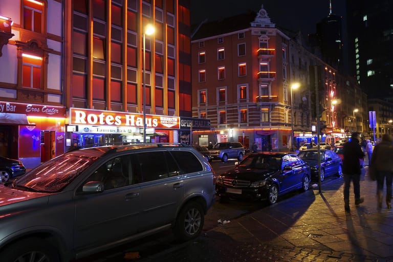 Die Taunusstrasse im Frankfurter Rotlichtviertel (Archivbild): In den Laufhäusern zahlen Prostituierte für in Zimmer 140 Euro pro Tag.