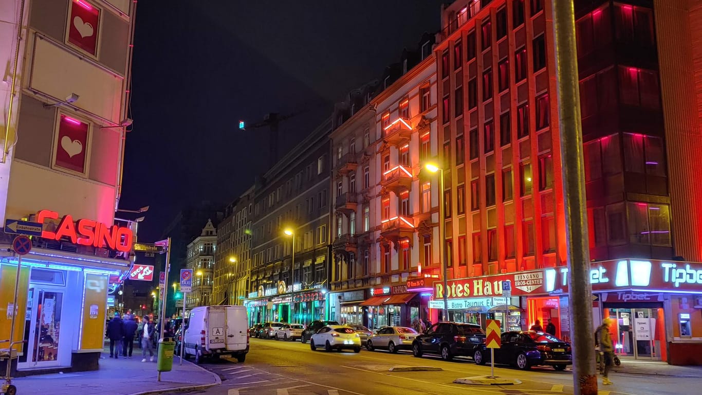 Die roten Lichter im Bahnhofsviertel leuchten wieder: Einige Sexarbeiterinnen zieht es lieber in die Hotels.