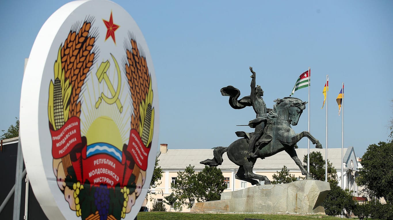 Wappen Transnistriens: Die sowjetischen Symbole Hammer und Sichel sind in dem nicht anerkannten Staat noch prominent vertreten.
