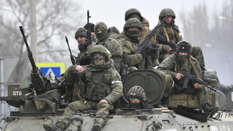 Russische Soldaten auf einem Panzer: Die Invasion der Ukraine läuft.