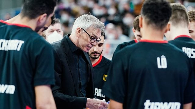 Bundestrainer Gordon Herbert gibt während einer Auszeit taktische Anweisungen. Bundestrainer Gordon Herbert gibt während einer Auszeit taktische Anweisungen.