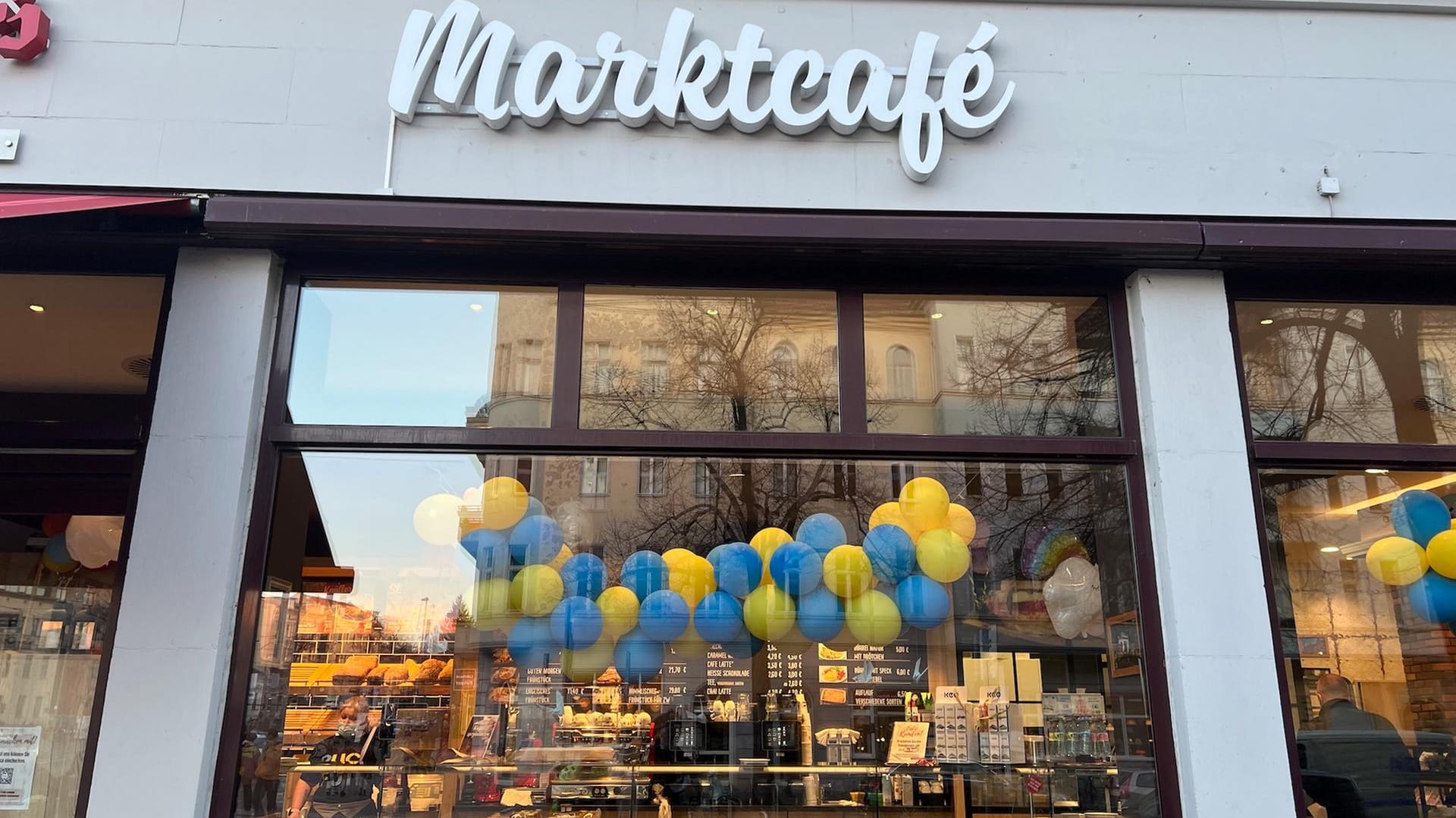 Solidiarität beim Bäcker: Luftballons in den ukrainischen Nationalfarben.