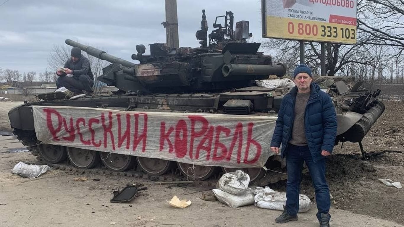 Ein Ukrainer in der Nähe von Sumy (Ostukraine) vor einem eroberten russischen Panzer