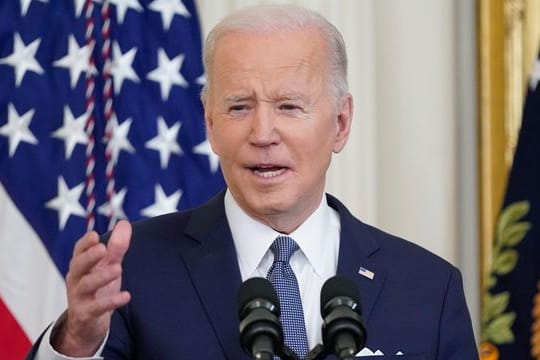 Präsident Joe Biden im East Room des Weißen Hauses.