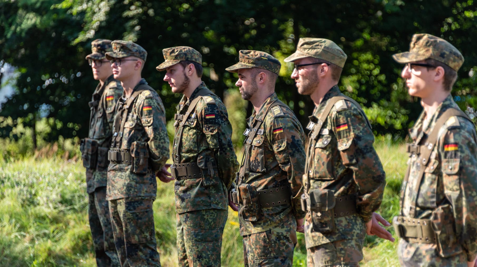 Soldaten der Marine stehen in einer Linie (Archivbild): Es gibt neue Diskussionen über eine Dienstpflicht für junge Männer und Frauen.