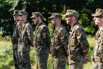 Soldaten der Marine stehen in einer Linie (Archivbild): Es gibt neue Diskussionen über eine Dienstpflicht für junge Männer und Frauen.