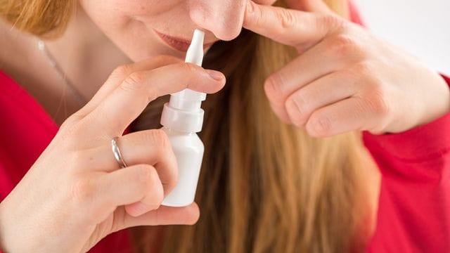 Heuschnupfen: Kortisonhaltige Nasensprays können Symptome einer Pollenallergie lindern.