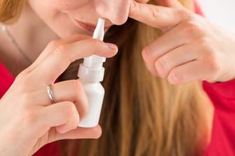 Heuschnupfen: Kortisonhaltige Nasensprays können Symptome einer Pollenallergie lindern.