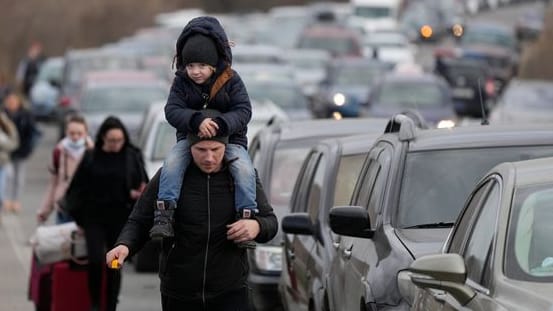 Aus der Ukraine geflüchtete Menschen am Grenzübergang Mayaky-Udobne.