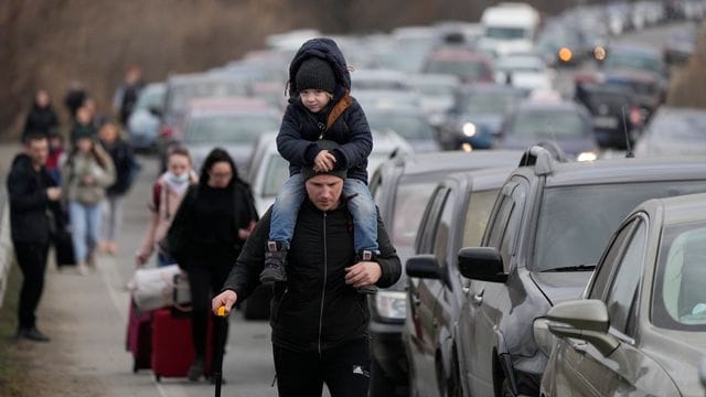 Aus der Ukraine geflüchtete Menschen am Grenzübergang Mayaky-Udobne. Aus der Ukraine geflüchtete Menschen am Grenzübergang Mayaky-Udobne.