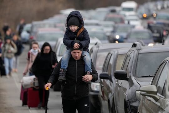 Aus der Ukraine geflüchtete Menschen am Grenzübergang Mayaky-Udobne.