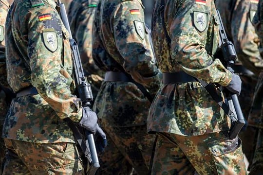 Soldaten der Bundeswehr laufen über den Appellplatz im niedersächsischen Seedorf.
