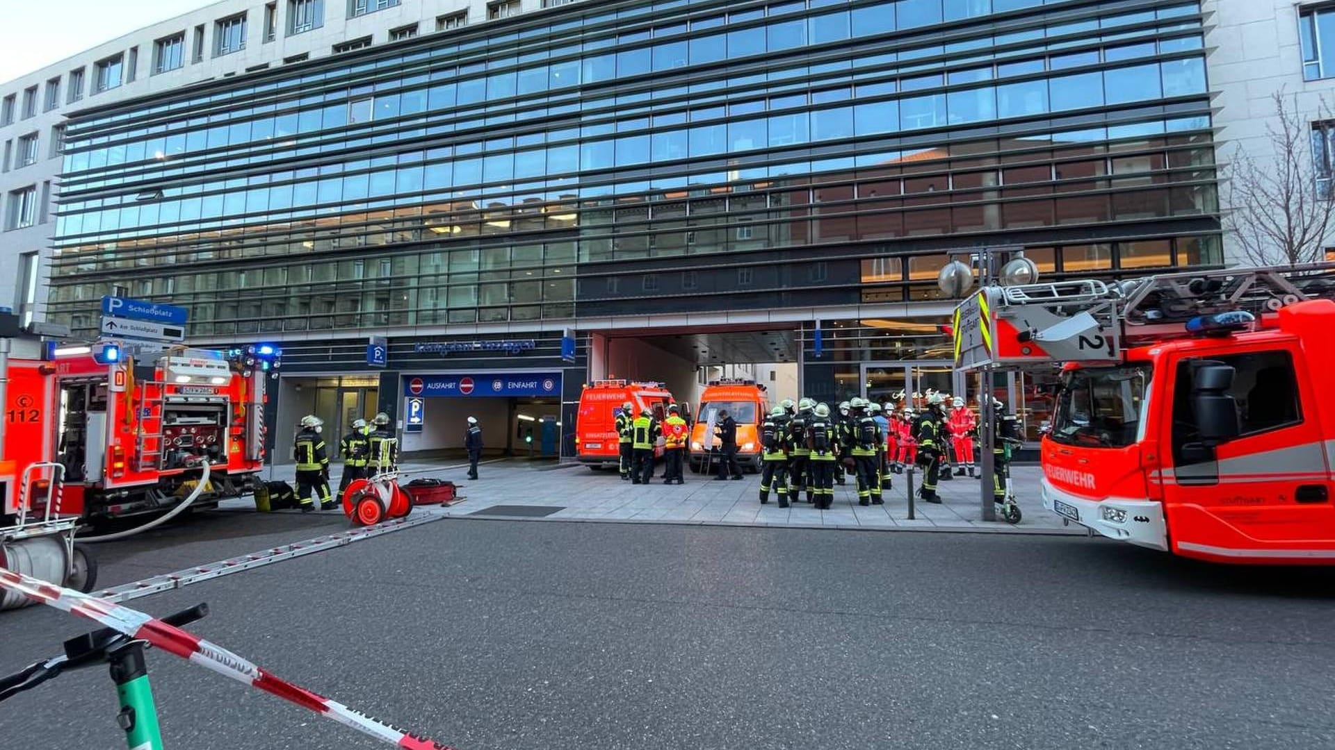 Größerer Brandeinsatz in den Königsbau-Passagen in Stuttgart-Mitte: Ein Müllcontainer soll gebrannt haben. Größerer Brandeinsatz in den Königsbau-Passagen in Stuttgart-Mitte: Ein Müllcontainer soll gebrannt haben.