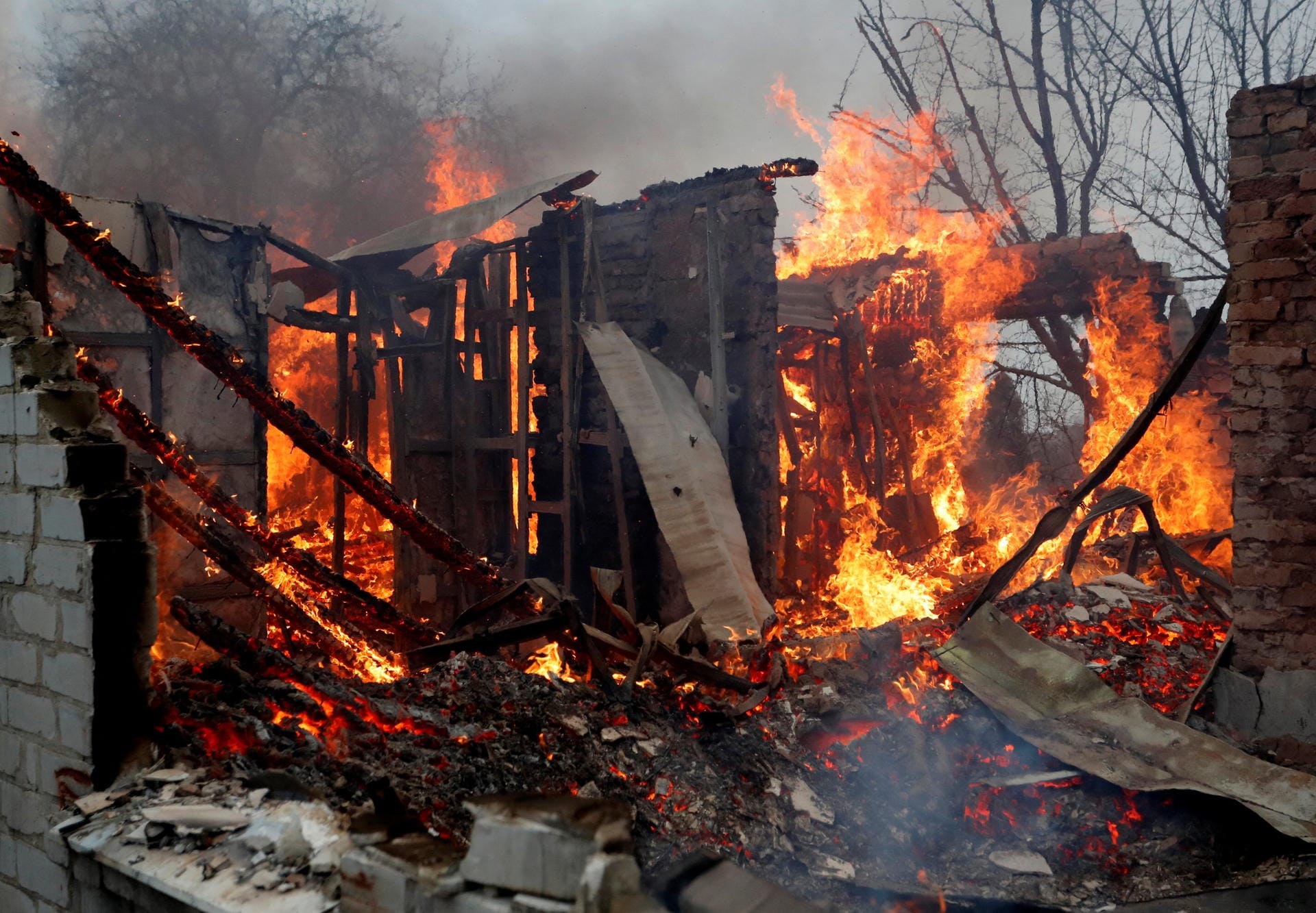 Feuer im ukrainischen Donezk: Zahlreiche Menschen werden aus ihren Häusern vertrieben.