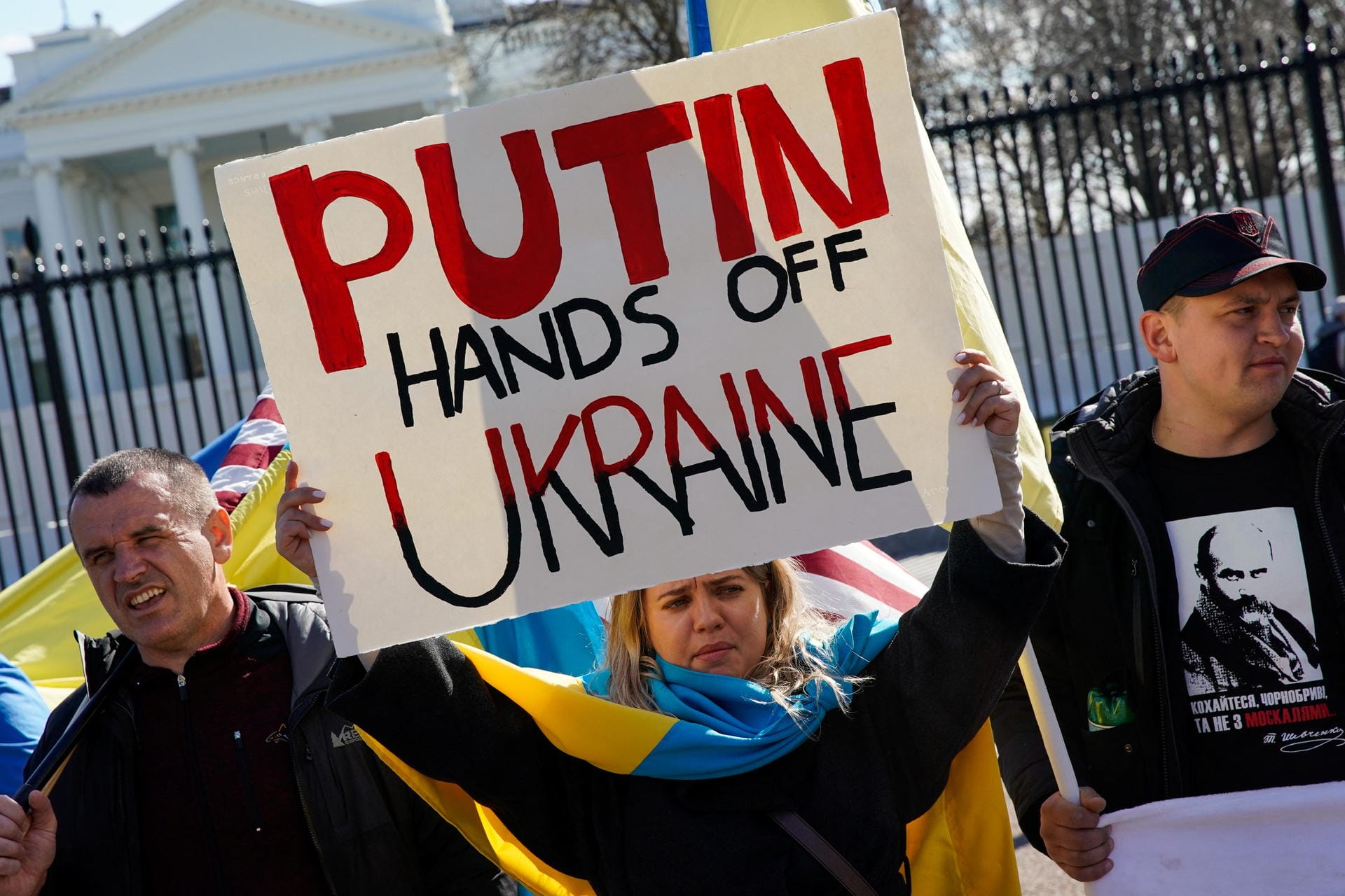 "Putin, lass die Finger von der Ukraine": Weltweit demonstrieren Millionen von Menschen gegen den Krieg.