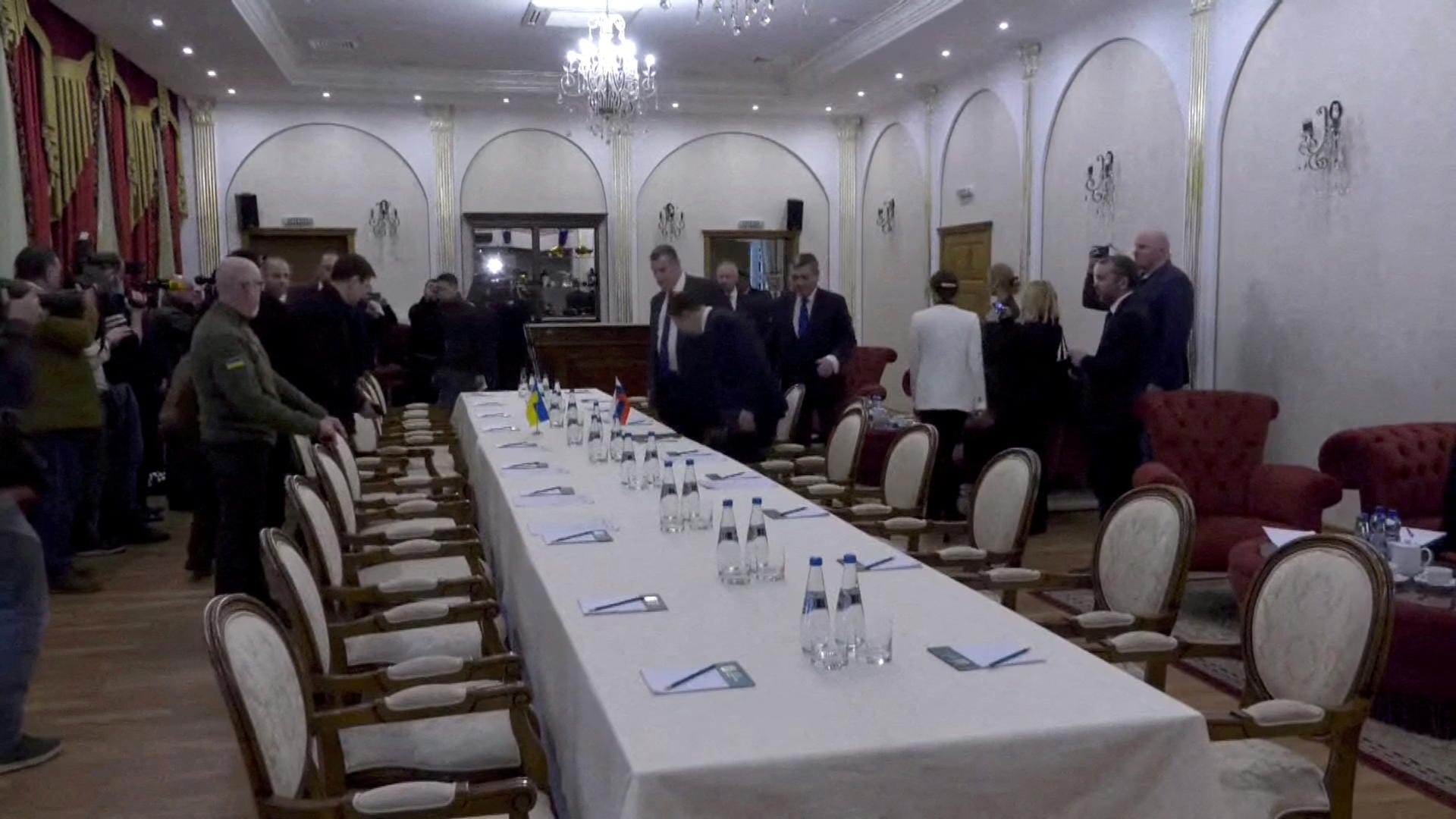 28. Februar: Erstmals seit Beginn des Krieges haben Delegierte aus der Ukraine und Russland verhandelt. Die Gespräche kamen zu keinem Ergebnis.