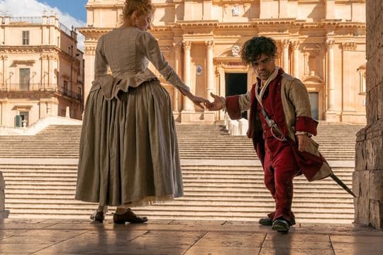 Haley Bennett (l) als Roxanne und Peter Dinklage als Cyrano in einer Szene des Films "Cyrano".