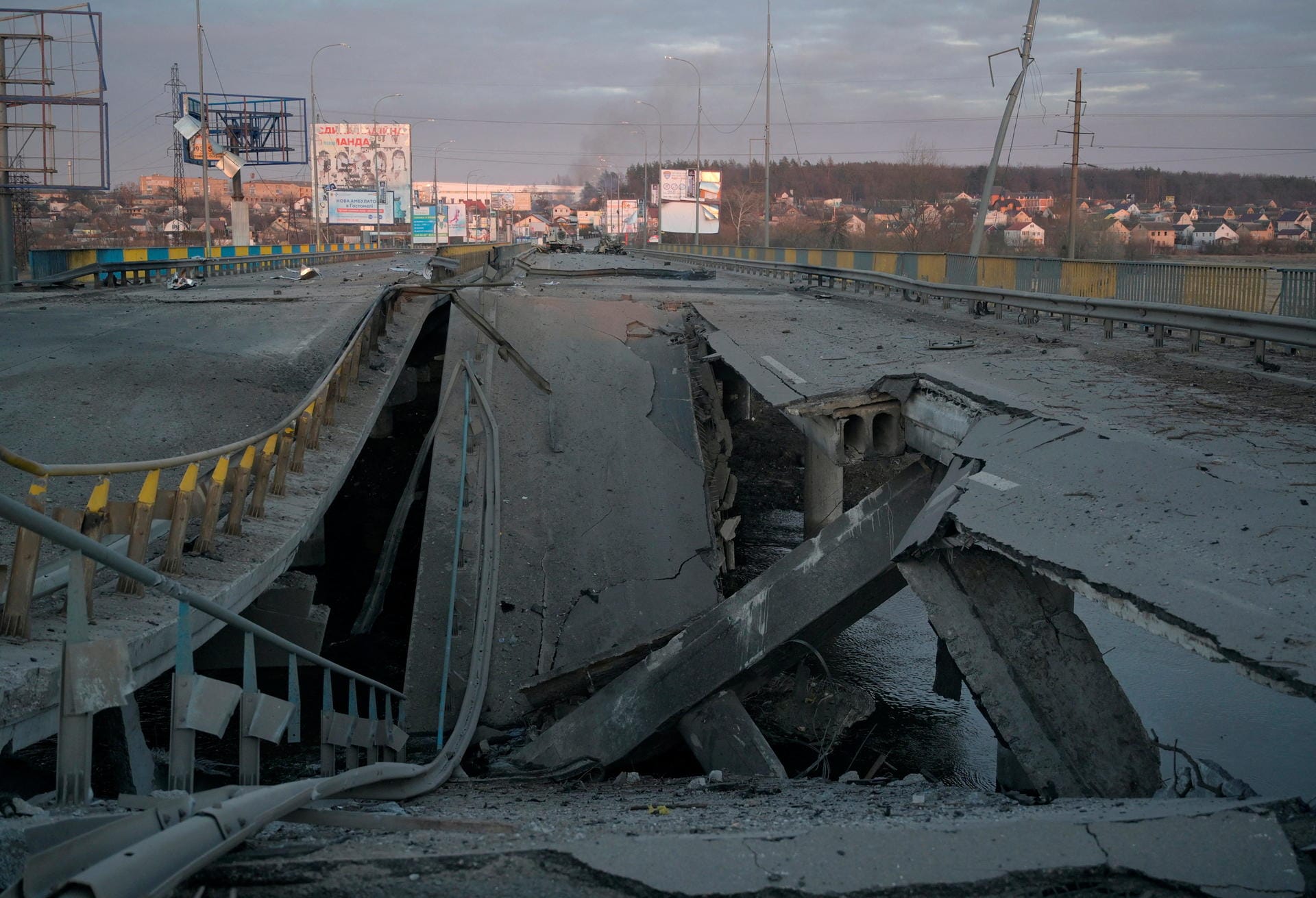 Eine zerstörte Brücke im ukrainischen Kiew.