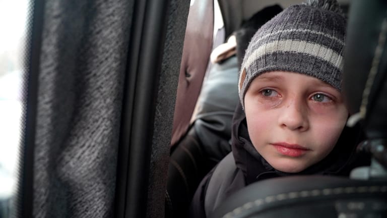 Mark Goncharuk: Der Junge aus Kiew weint, als er seine Heimat wegen des Krieges verlassen muss.