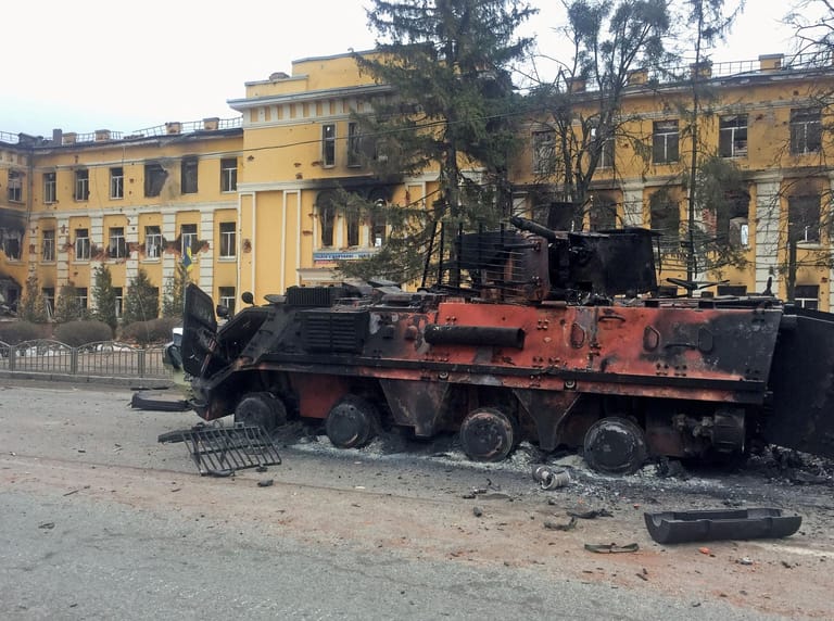 Ein zerstörter ukrainischer Panzer in Kiew.