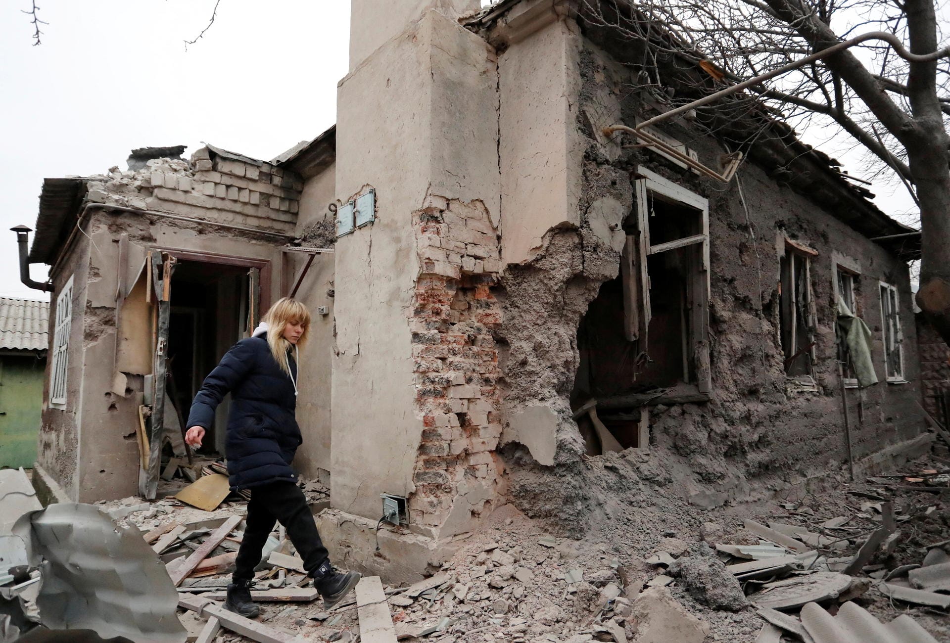 Donezk, Ukraine: Ein Haus wurde von Raketen getroffen.