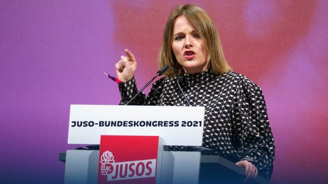 Die Juso-Bundesvorsitzende Jessica Rosenthal sieht die geplanten Milliarden-Investitionen in die Bundeswehr kritisch. Die Juso-Bundesvorsitzende Jessica Rosenthal sieht die geplanten Milliarden-Investitionen in die Bundeswehr kritisch.