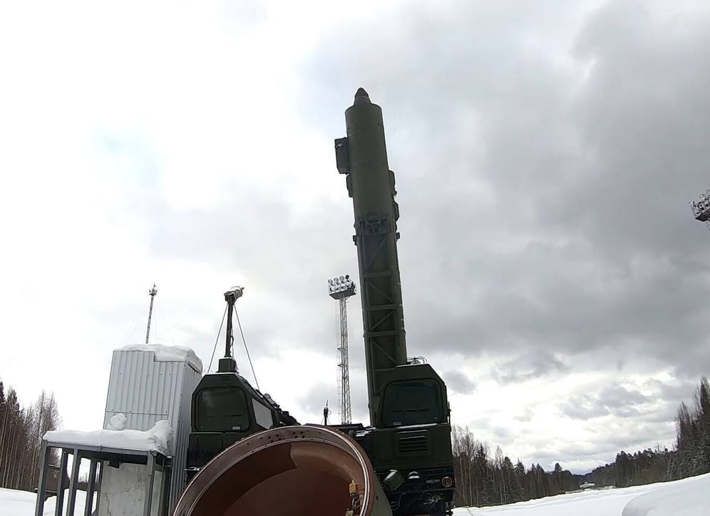 19. Februar 2022: Deutschland und weitere Staaten rufen ihre Bürgerinnen und Bürger "dringend" dazu auf, die Ukraine zu verlassen. Auch andere Staaten tun das. Moskau testet atomwaffenfähige Raketen.
